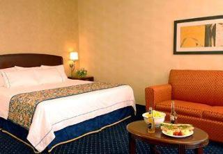 Courtyard By Marriott Airport