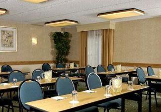 Courtyard By Marriott Airport Hotel