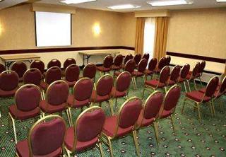 Courtyard By Marriott Airport Hotel