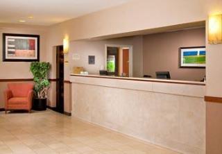 Courtyard By Marriott Airport Hotel