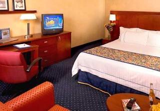 Courtyard By Marriott Airport Hotel