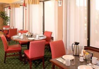 Courtyard By Marriott Airport