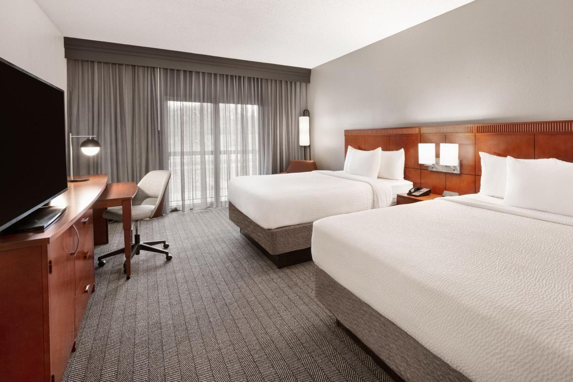 Hotel Courtyard By Marriott Airport 3*