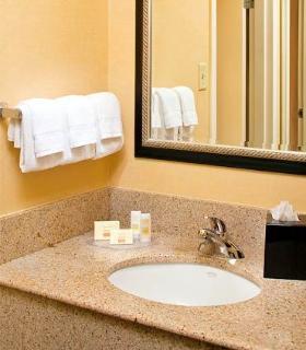 Courtyard By Marriott Airport Hotel