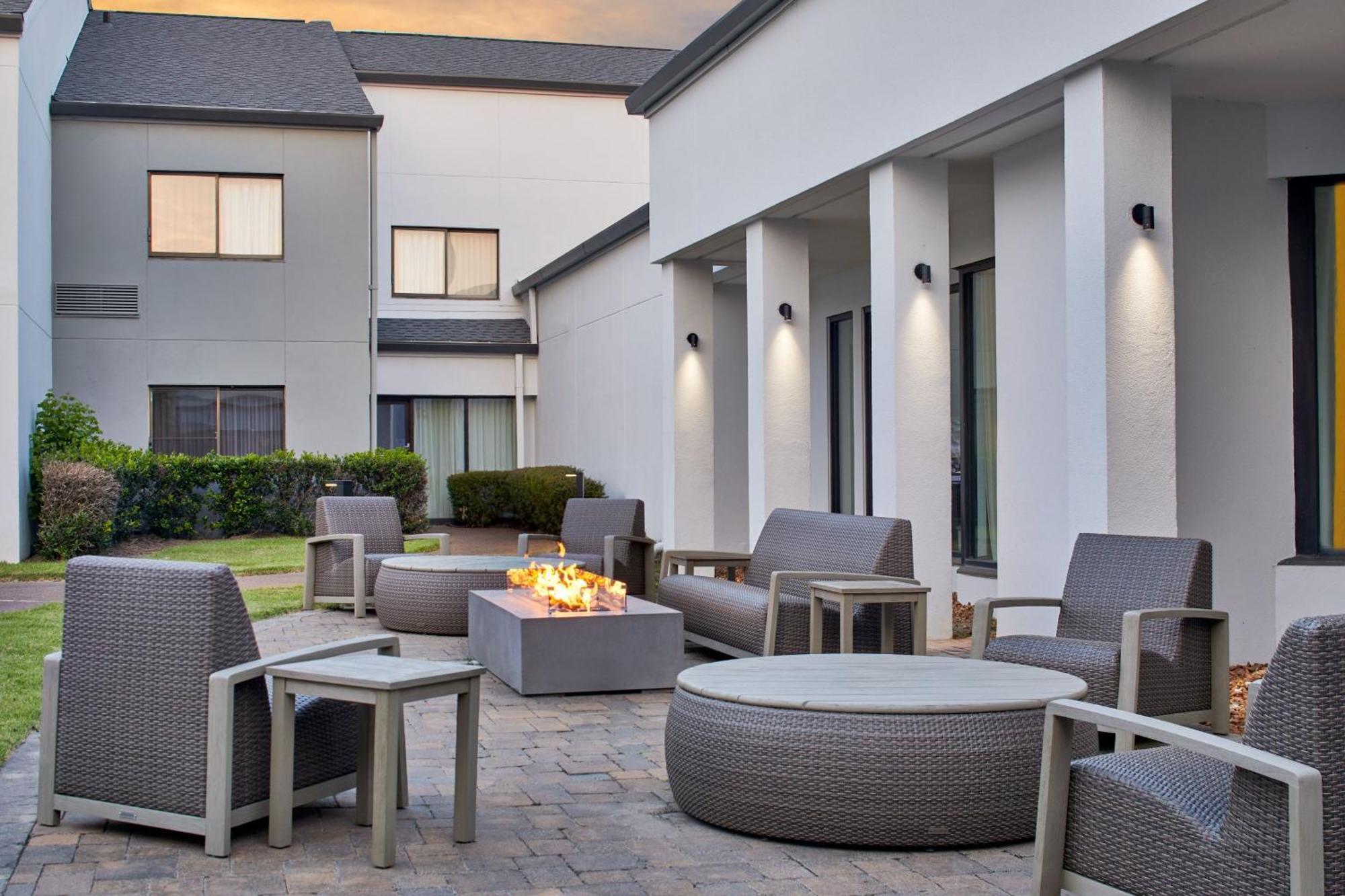 Hotel Courtyard By Marriott Airport 3*